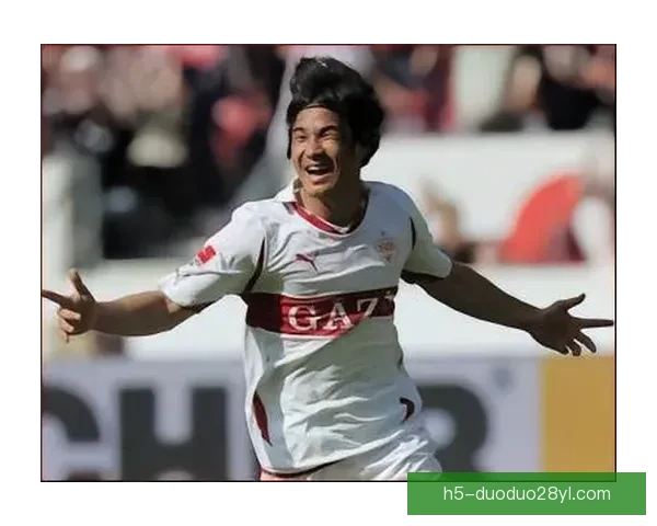 冈崎慎司重返斯图加特观战引关注